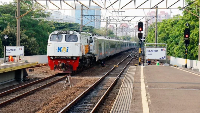 19 Perjalanan Ka Dibatalkan Imbas Tabrakan Kereta Api Dan Krl Di Bekasi